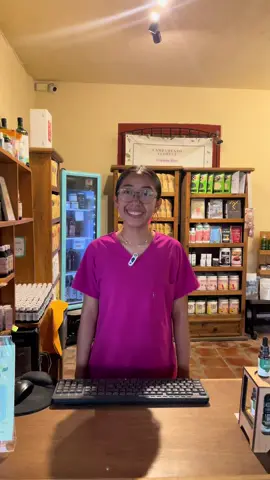 ¡Nuevo video disponible! Conoce algunos de los increíbles beneficios del yoga que cambiarán tu vida ✨🧘‍♀️🧘💚 ¿Sabías que el yoga…? ✅ Mejora tu flexibilidad 🤸‍♀️ ✅ Reduce el estrés y la ansiedad 🌿 ✅ Fortalece músculos y huesos 💪🦴 ✅ Mejora tu respiración y enfoque 🧠💨 ¡Y mucho más! En el Centro Naturista Florece te invitamos a conectar contigo mismo en un espacio lleno de armonía y buena vibra ✨🕉️ Horarios de clases: ⏰ Lunes, miércoles y viernes – 8:00 am y 9:00am ⏰ Martes y jueves – 6:00pm ¡Ven a practicar con nosotros y déjate guiar por la energía del yoga! Te esperamos con el corazón abierto y el tapete listo 🧘‍♂️❤️🧘‍♀️ Dale play al video y empieza tu camino hacia el bienestar #YogaFlorece #CentroNaturistaFlorece #SaludDesdeLaRaíz #YogaTime #ClasesDeYoga #GuadalajaraYoga #PazInterior #EquilibrioCuerpoMente #BienestarNatural #FloreceConYoga