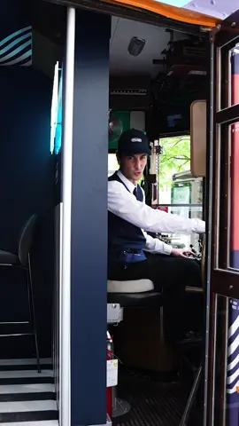 Favorire il biglietto grazie. Salite anche voi sul tram De’Longhi fino al 13 aprile e mi raccomando prendete il biglietto o vi faccio la multa  #delonghi #adv #Rivelia 