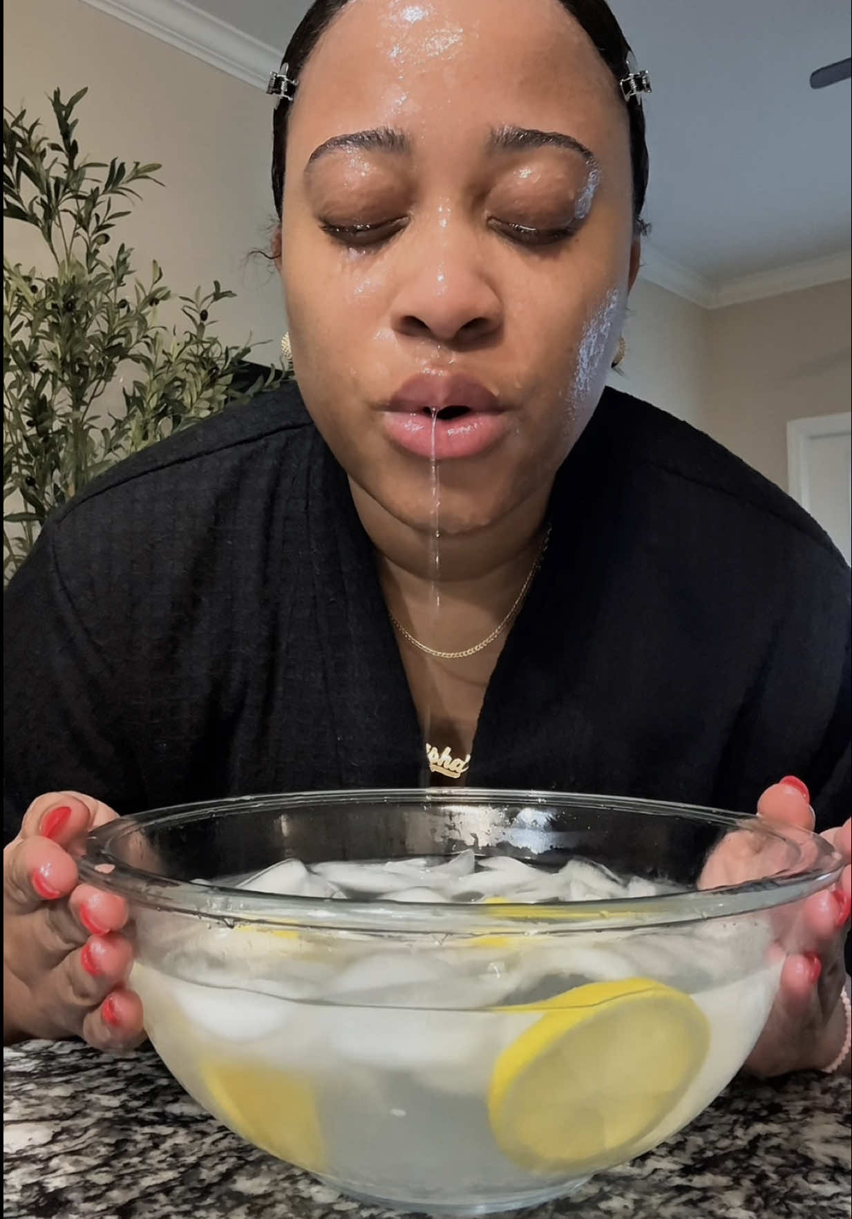 Starting the day fresh with a lemony ice bath! 🧊🍋 #skincare #icebath #healthyskin #skincareroutine #glow #skin #ice #icefacial #lemon #asmr #morningroutine #freshface 