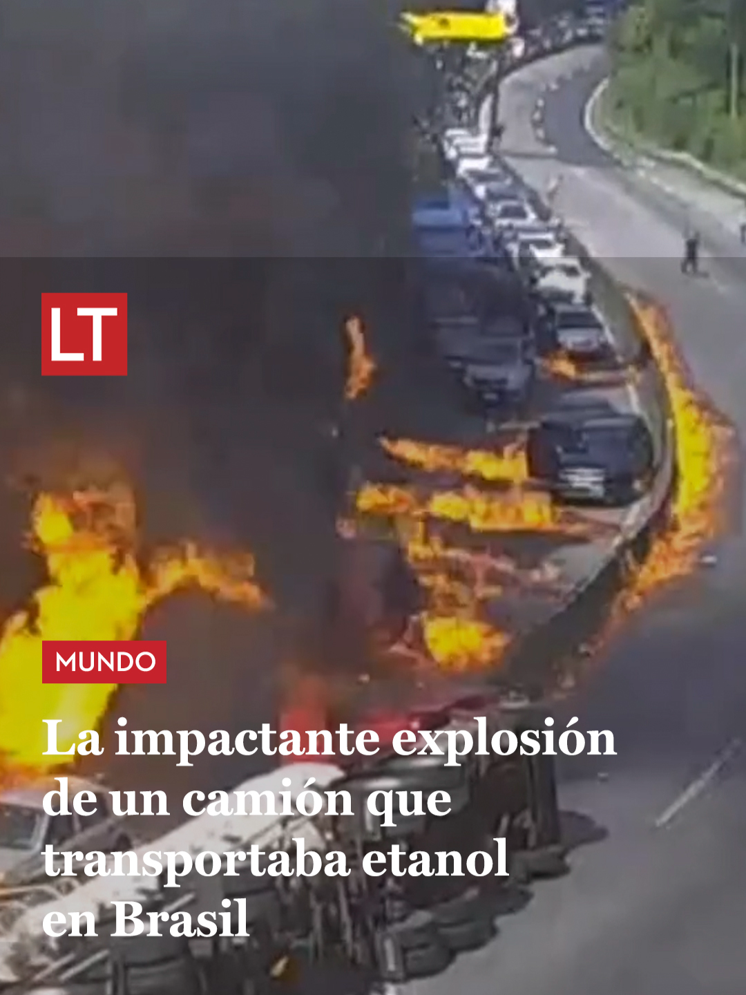 Un violento accidente de tránsito fue captado por una cámara de seguridad en una carretera de Santa Catarina, que resultó con 5 heridos. Afortunadamente, nadie perdió la vida. Un camión cisterna que transportaba etanol volcó este domingo por causas que aún están siendo investigadas. El vehículo volcó sobre su flanco izquierdo y derramó el líquido inflamable, que generó una gran llama, alcanzo a 22 autos y 3 camiones. De acuerdo a un informe de la policía, solo cinco personas resultaron heridas, dentro de las cuales son el conductor y su esposa, que sufrieron quemaduras en los brazos y piernas, mientras que otras tres personas fueron trasladas a un centro de salud cercano con quemaduras menores.