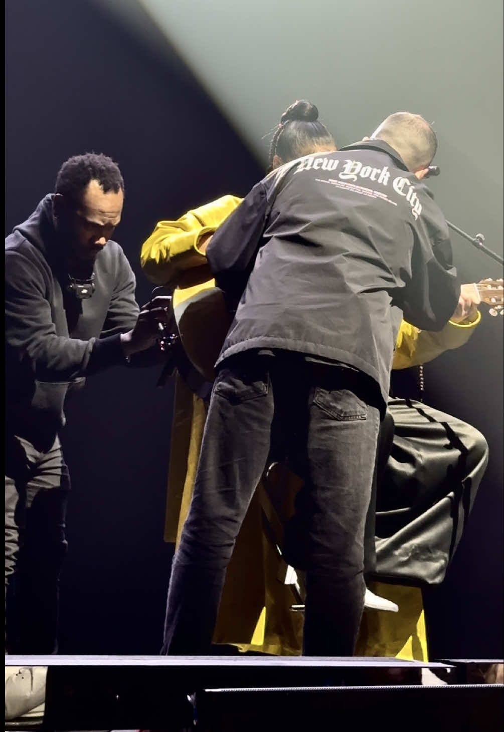 L'équipe de @Zaho a dû mettre un coup pression aux ingénieurs du son 😅 #zaho #problemetechnique #guitare #jetepromets #bercy #lafouine 