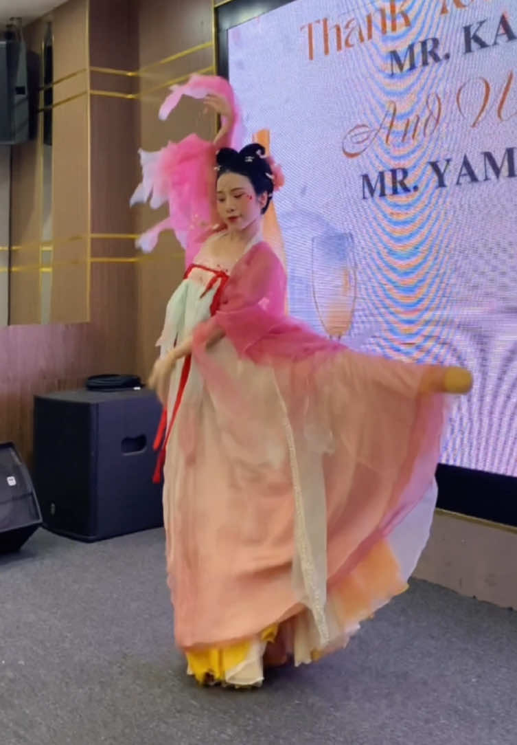 Người Việt múa Trung Hoa cho người Nhật tại Việt Nam🤣 #quẻbói #muacotrang #xuhuong #múacổtrangtrungquốc #fyp 