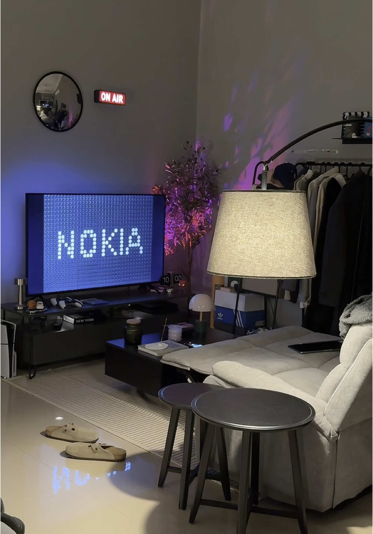 Who’s calling ?? #roomaesthetic #cozyvibes 