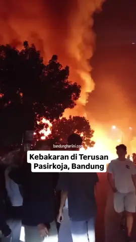Telah terjadi kebakaran pada Rabu malam (9 April 2025) pukul 23.53 WIB di Jl. Terusan Pasirkoja, tepatnya dekat Komplek Sakura Sukahaji, Kelurahan Sukahaji, Kecamatan Babakan Ciparay, Kota Bandung. Belum diketahui penyebab dari kebakaram tersebut, saat ini kebakaran sudah dalam penanganan petugas di lokasi. Video:  wag/tssandrey #bandung #kebakaran #bandunghariini 
