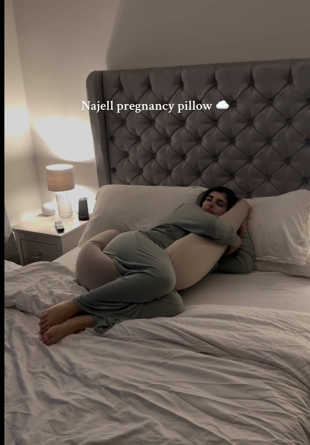 As a mum to be, it’s easy to forget to look after yourself in pregnancy. Especially with all the bits you need to buy for baby’s arrival. A good pregnancy pillow is ESSENTIAL for a good nights sleep and comfort ☁️🤰🏻 @Najell is the best one I’ve tried… and I’ve tried a few 😂 #pregnancypillow #pregnancytip #pregnancyjourney #najell #gifted 