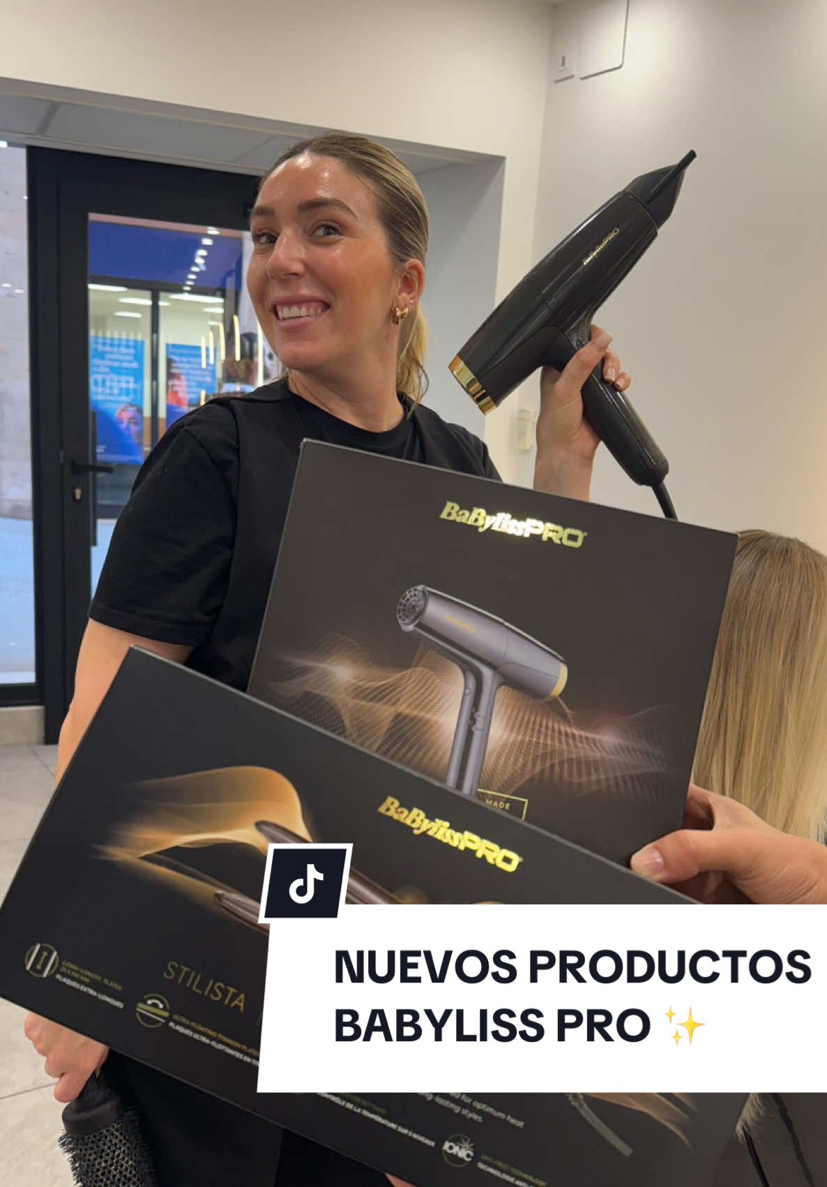 Publi* Hoy nos han llegado los nuevos secadores FALCÓN y planchas STILISTA de @babyliss y yo estoy encantada con ellos 💁🏼‍♀️✨ Tienen una línea super elegante, pesan super poco y gracias a su cable giratorio puedo moverme con libertad y centrarme solo en el cabello👏🏼 El secador apenas hace ruido lo que viene super bien cuando estás todo el día en el salón y la plancha gracias a su tecnología iónica ayuda a controlar el frizz y no quitarle brillo al cabello✨  No lo dudéis e ir a por los vuestros porque no os arrepentireis🫶🏼🤍 #babyliss #babylisspro #secador #planchapelo #peloliso #pelosano #peluqueria #secadordepelo 