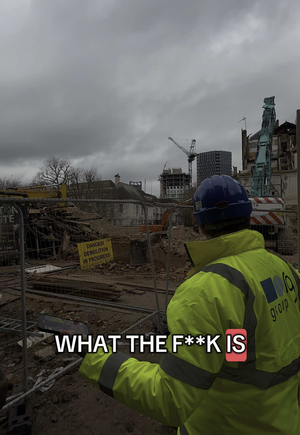 HE’S GOT THE HI VIS ON 🤷🏻‍♂️ #demolition #london #hivis #construction #excavatoroperator #excavatorlife #justforfun 
