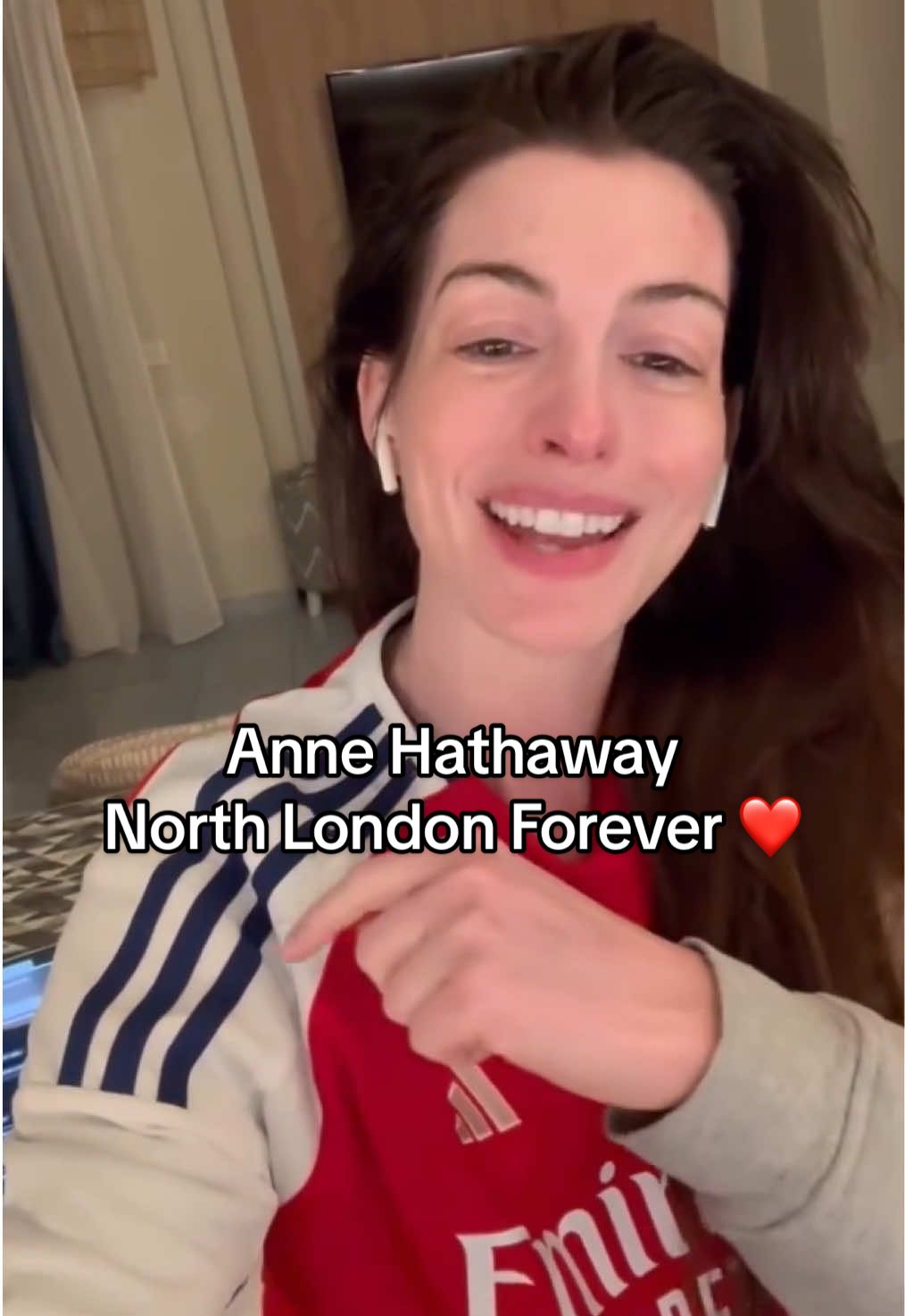 Anne Hathaway singing North London Forever after Arsenal's #UCL quarter-final win over Real Madrid ❤️ #arsenal #championsleague #annehathaway 