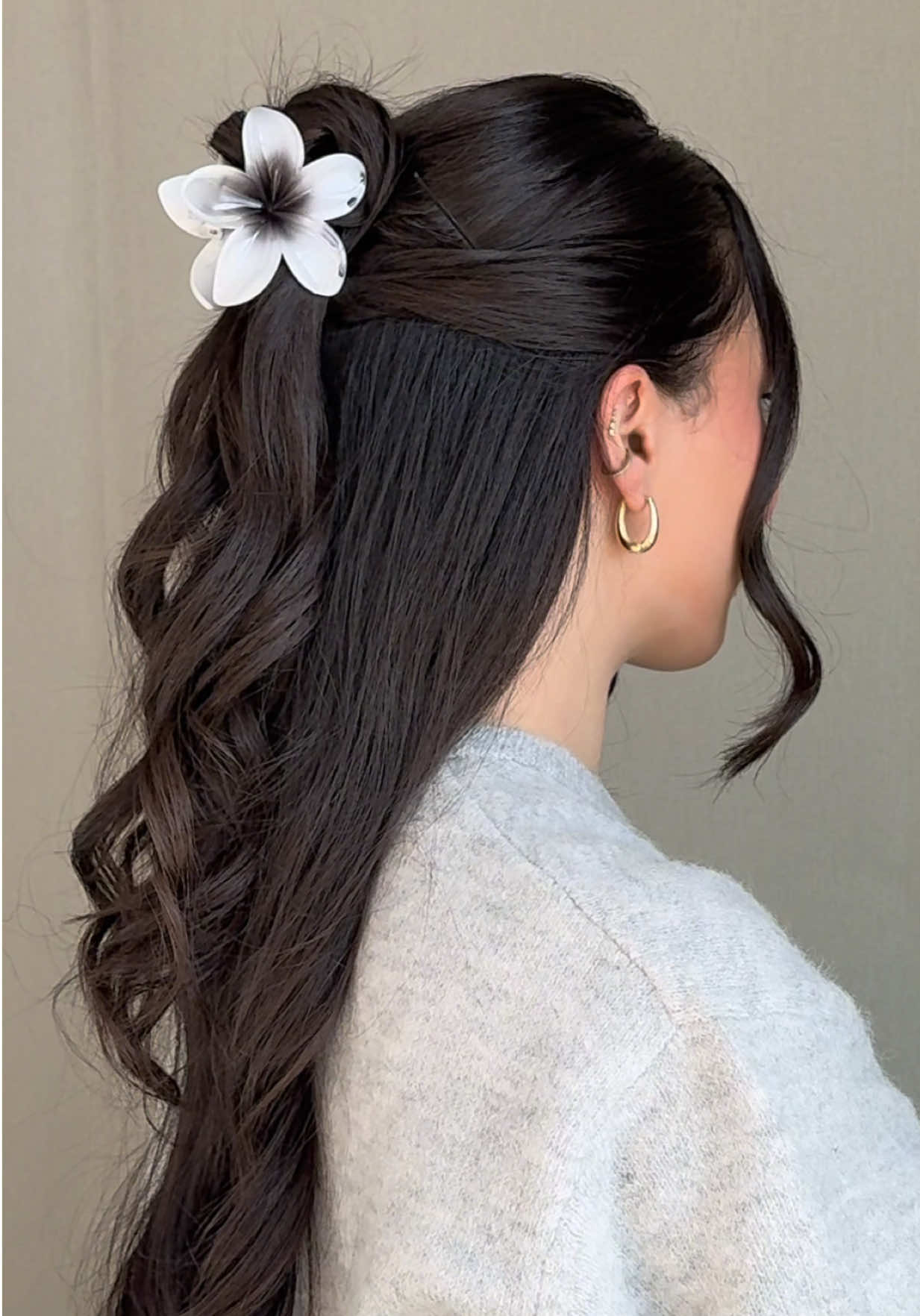 Easy Spring Hairstyle 🩶🌸 #hairstyletutorial #clawclip #flower #spring #pinterestinspo #pinterestgirl #hairideas #cutehairstyles #easyhairstyles #hairtok #hairtutorial 