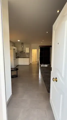 Apartamento🏡 en Alquiler en Málaga en la zona 📍El Atabal. 800€  Consta de un único espacio bastante amplio, salón comedor con cocina integrada totalmente equipada, 1 dormitorio y amplio baño completo con plato de ducha. Disponible para larga temporada. Ven a visitarlo sin compromiso  Para más información contacta con nosotros☎️6️⃣2️⃣3️⃣5️⃣0️⃣6️⃣1️⃣3️⃣8️⃣☎️