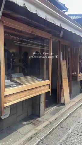 Main agenda for our Kyoto visit…  Getting our customized anniversary rings! 🥹 They will make it right in from of you. Affordable and memorable! Such a perfect Japan souvenir too! 🫶🏻💍 C/o the bebe #bekenemen choz #fyp #japan #kyoto #glanta #customizedring #travel #DIY #couplering 