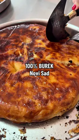 100% Burek, Vojvode Bojovića 12, Novi Sad  Radnja se zove ‘100% Burek’, ali je svi znaju kao kod Đorđevića. Radi od šezdesetih — i ne pokušava da bude ništa drugo osim to što jeste. Burek se seče u tepsiji, vaga, servira na tanjir. Bez trikova. Meso je jako, mekano, kore pucaju pod nožem. Ali sir… sir je klasa za sebe. Jedan od boljih koje sam probao — ne zato što je drugačiji, već zato što je tačan. @100% Burek 