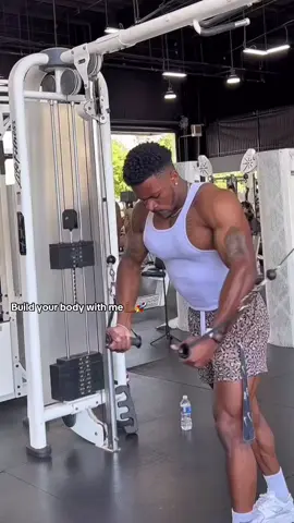 Build your body with me💪🏾🚀 #build #builder #gym #onlinecoach #fyp #GymLife #foryoupage #gyl #gylle #gayaditiktok #gay #trainer 