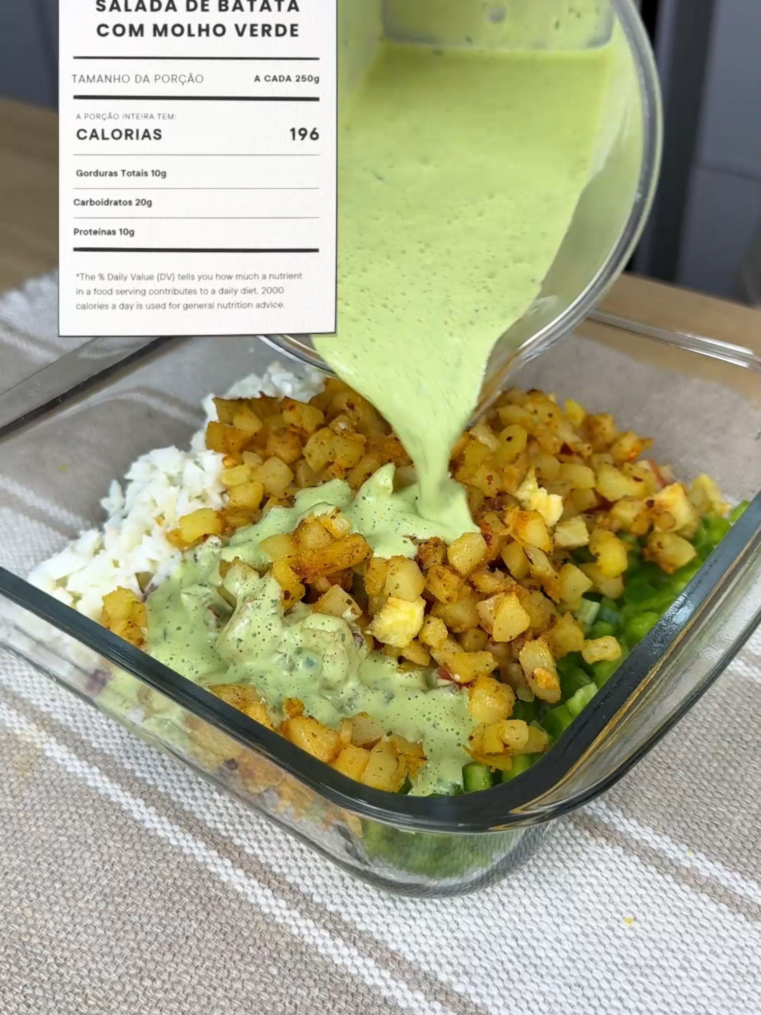 essa é A SALADA DE BATATA que vai te salvar quando quiser comer os rebocos das paredes Essa salada é tão versátil que pode ser tanto um acompanhamento quanto um prato principal, e vai bem demais complementar com um franguinho desfiado e um arroz com feijão fresquinho! Ela é baixa em calorias e tem muita fibra, vitaminas e minerais, além de proteínas e gorduras boas. Parece até mentira, mas não é!  Os macros estão na tabelo nutricional no início do vídeo. Aproveite e faça agora mesmo: - 200g de Batata Inglesa (crua) - 1 fio de Azeite (10ml) - Sal, páprica defumada, cebola e alho em pó - 100g de Tomate, sem semente - 100g de Pimentão - 50g de Cebola Roxa - 2 Ovos cozidos, claras separadas das gemas PARA O MOLHO VERDE: - 2 Gemas cozidas - 100g de Iogurte desnatado - Salsinha a gosto - Suco de 1/2 limão - Sal, pimenta do reino e lemon pepper Vale seu like? E não deixa de me seguir pra acompanhar essa nova série que vem cheia de novidade pra transformar sua dieta e sua vida. . . . #salada #batata #delicioso #praticidade #fyy #receitas #deficitcalorico #perderpeso #comoperderpeso #saude #dieta #treino #reels #insta #foryou #fyp #nutri #viral #perderbarriga