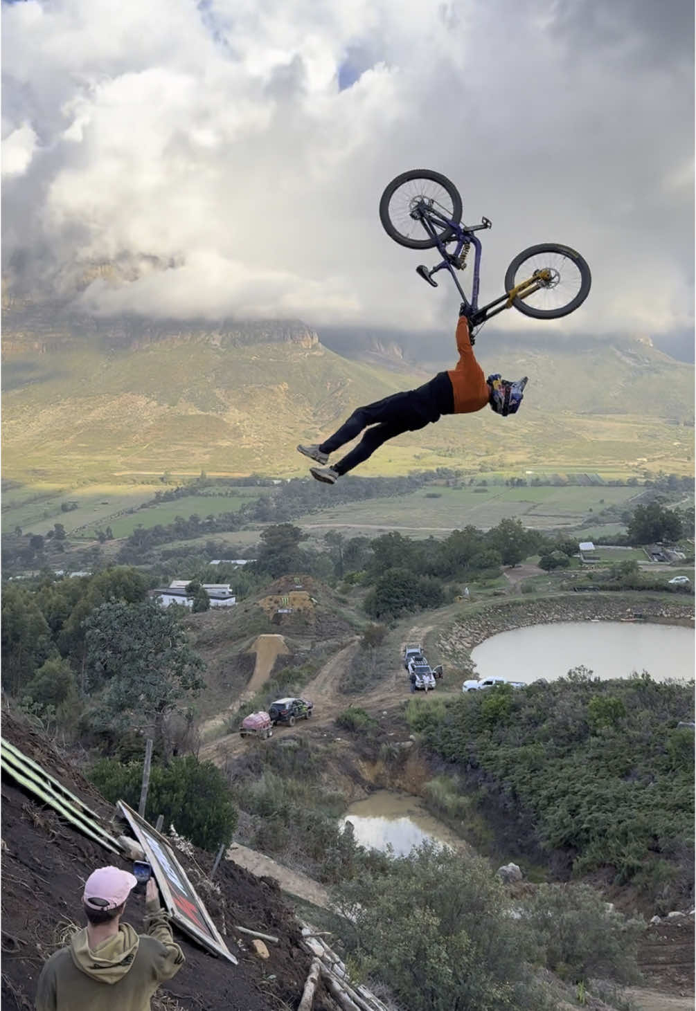 Insane evening riding session on the HUGE Dark Fest step! I love this course and this backflip superman felt insane! #mtb #darkfest 