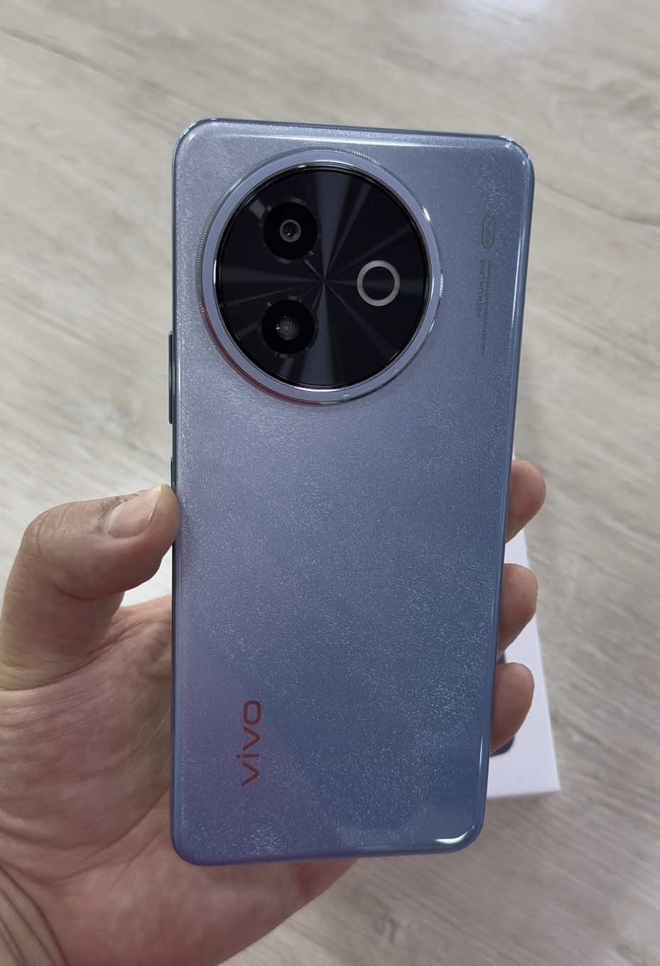 Vivo Y39 5G 📲 El Vivo Y39 5G cuenta con una pantalla HD+ de 6.68 pulgadas con refresco de 120Hz y está potenciado por un procesador Snapdragon 4 Gen 2 acompañado de 8GB de RAM con hasta 256GB de almacenamiento. Su cámara principal es dual con sensor principal de 50MP, se alimenta de una batería de 6.500 mAh con soporte para carga rápida, tiene parlantes stereo, lector de huellas, resistencia al agua y de grado militar, y corre Android 15. @vivo_global #vivo #vivoy39 #vivocolombia #lejotech 