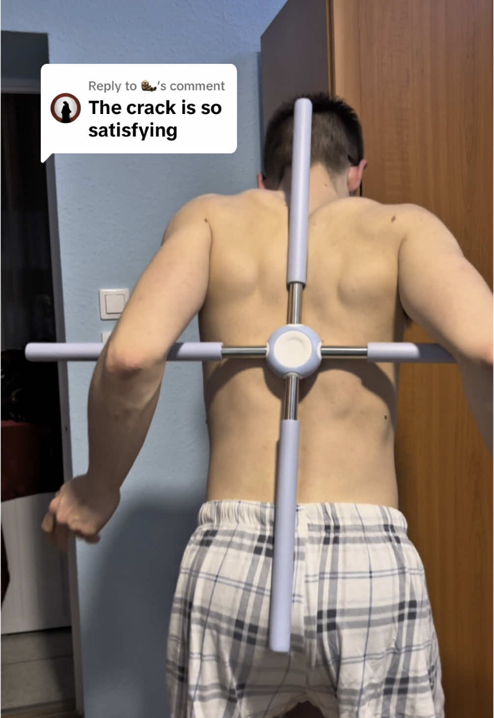 Replying to @🦦  10/10 🔥🔥 #backcrack #asmr #backpain #relief #satisfying #relax 