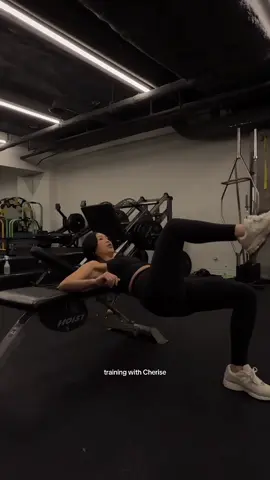 BTS with @antoinettemaaskant crushing her personal training program in📍Yorkville, Toronto with expert trainer, Cherise 🤸‍♀️ #torontopersonaltrainer #torontopersonaltraining #strengthtrainingforwomen #torontofitnessinstructor 