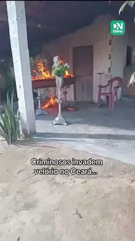 Membros de uma facção criminosa invadiram um velório e incendiaram o cadáver de um 'rival', enquanto a família velava o corpo da vítima. O crime aconteceu na terça-feira (1º), na cidade de Trairi, no Interior do Ceará. Quatro suspeitos pelo crime de vilipêndio a cadáver foram conduzidos à Delegacia Municipal de Trairi, segundo a Secretaria da Segurança Pública e Defesa Social (SSPDS). Um deles, de 18 anos, foi preso em flagrante e autuado por organização criminosa, por perturbação de cerimônia funerária, vilipêndio, por causar incêndio e corrupção de menor. A participação dos demais será investigada. Um dos suspeitos de tocar fogo no corpo foi atingido pelas chamas e precisou ser socorrido a uma unidade hospitalar. A investigação deste crime 