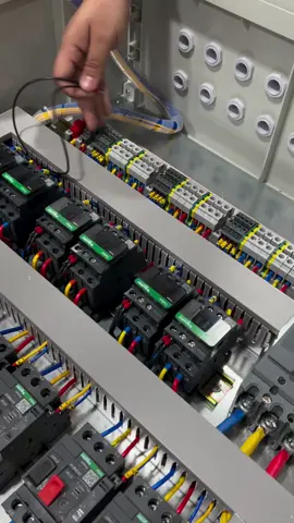 الكلاسيك كونترول هو علم التحكم بالمحركات والآلات الصناعية باستخدام أجهزة بسيطة مثل الكونتاكتورات، الأوفرلودات، التايمرات، والريليات. يتميز بالاعتماد على الدوائر الكهربائية التقليدية بدون برمجة، ويُعتبر الأساس لأي فني أو مهندس كهرباء صناعية. . . . #tiktok