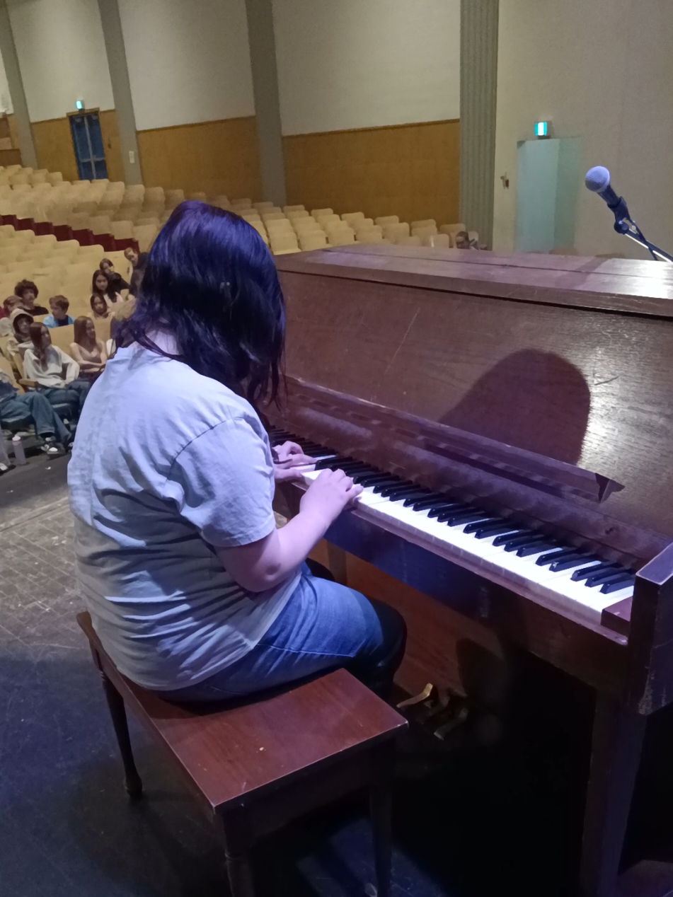 I performed a originally composed song by me and on the stage in front of my entire school (300 students) that I named Crescendo & Farewell. 🪷💫 (I got so many questions and compliments after THANK YOU!) THANK YOU FOR RECORDING AND GOING ON STAGE WITH ME @Aya  #piano #teenager #fypシ゚ #foryoupage #school #performance #pianist #fypp #fyppp #music #pianosong #song #playingpiano #origanal 