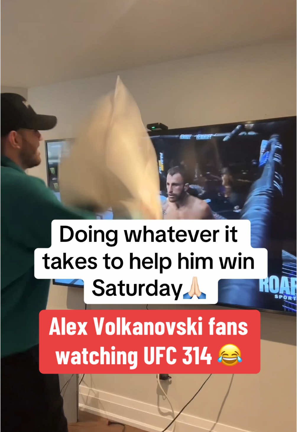 #UFC #ufc314 #mma #fanlove #alexandervolkanovski (via @DarkhorseMMA)