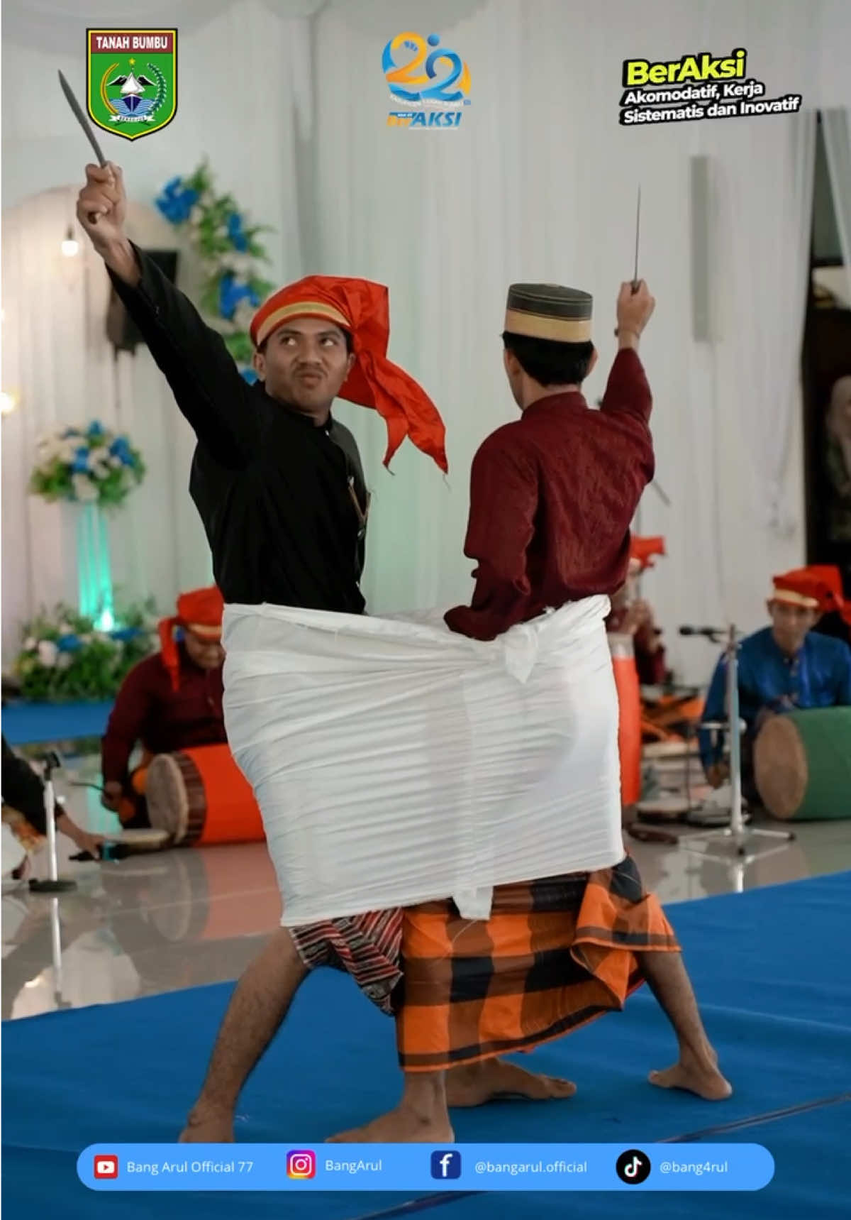 Salah satu budaya nusantara suku bugis “Sigajang Laleng Lipa” (Saling Menikam dalam sarung) ditampilkan dalam Peringatan Hari Jadi Tanah Bumbu ke 22 Tradisi ini merupakan cara terakhir yang dilakukan apabila tidak mencapai kata mufakat dalam musyawarah untuk menyelesaikan suatu masalah. #bupatitanahbumbu #bangarul #andirudulatif 