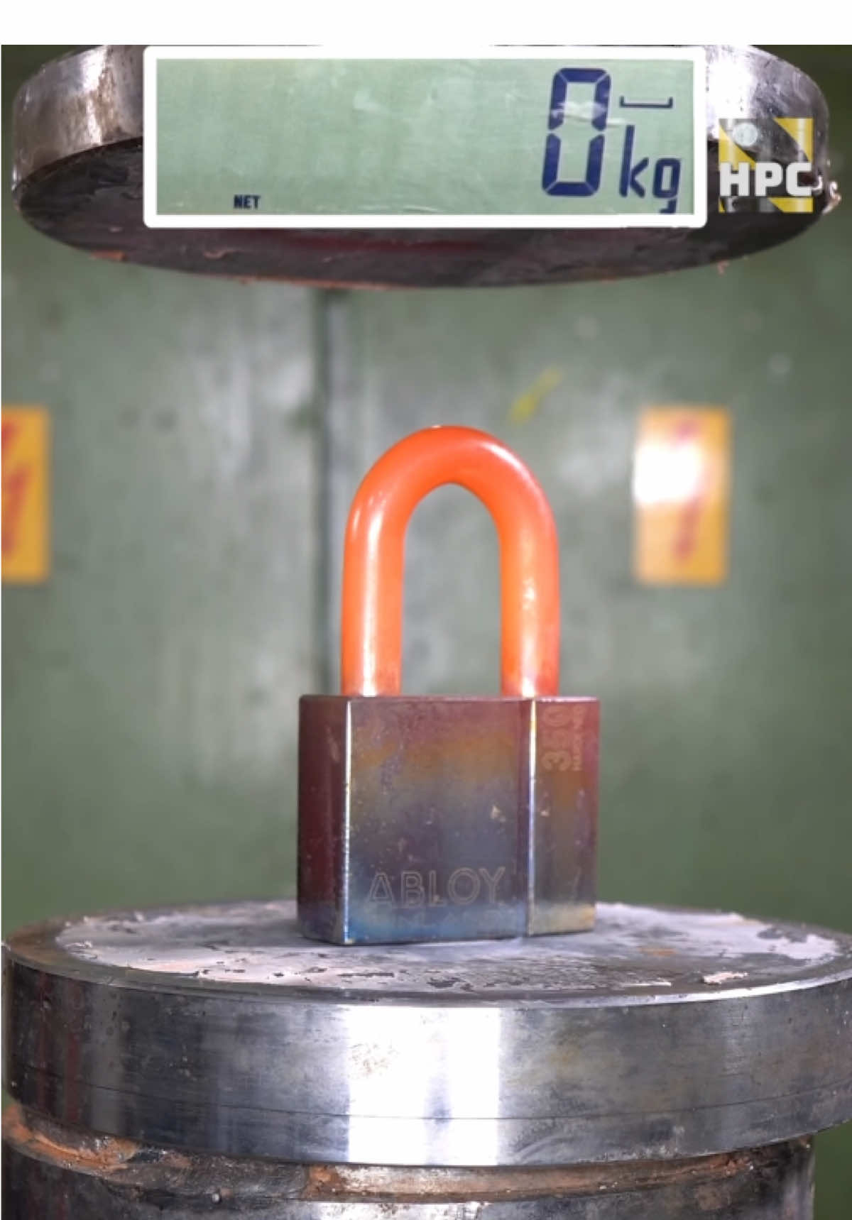 How much can it hold? #oddlysatisfying #asmr #hydraulicpress #crush 