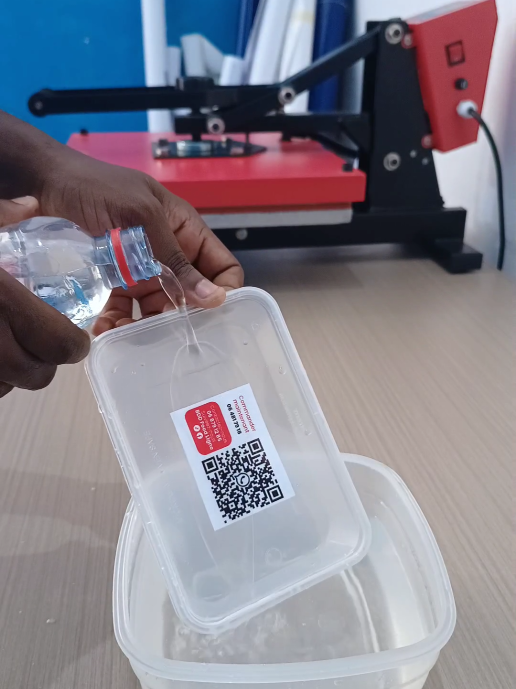 Regardez bien cette scène... une étiquette personnalisée, qui est imperméable... #NOCOM #congo #sticker #packeging #etiquette #242congobrazzaville🇨🇬🇨🇬🇨🇬🇨🇬 #pointenoire @ 