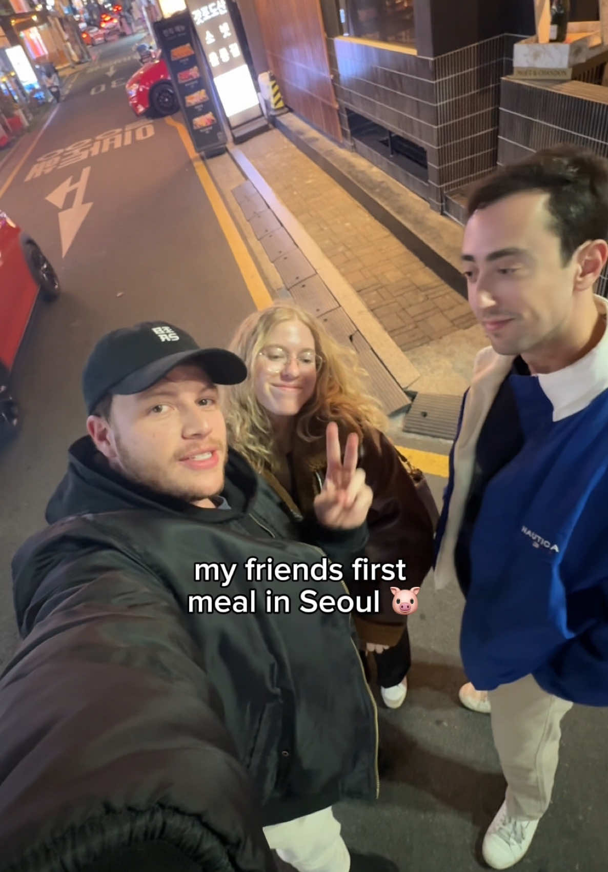 Jeju’s famous black pig in Seoul (in a hella cool setting) - the perfect place for friends who are visiting 🖤🐷 #jejurooftop #koreanblackpork #blackpork #kbbq #koreanbbq #koreatravel  