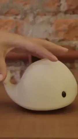 🐋✨ Essa baleinha vai iluminar seu cantinho com muito estilo! Feita de silicone super macio e com toque sensível, essa luminária tem: 🌈 7 cores diferentes de luz pra combinar com qualquer vibe 🖐️ Basta dar um tapinha pra mudar a cor! Perfeita pra relaxar, decorar o quarto ou dar aquele charme no setup 💙 E sim, ela é tão fofa quanto parece! 🥹 💬 Comenta 