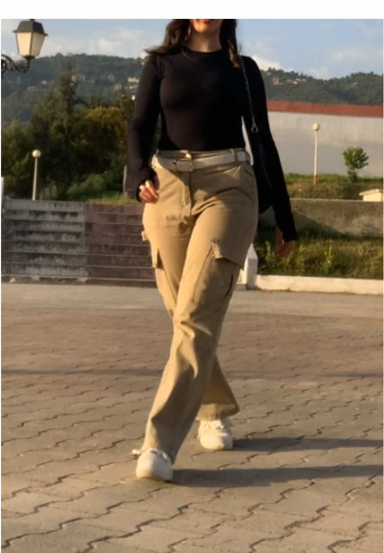 Ootd part 18 I guess : not a big fan of cargo pants but I love this one 💛🤍  #OOTD #fyp #pourtoi #foryoupage #outficheck #beauty #fashion #fypviral #foryoupage❤️❤️ #fyyy #fypp #walking