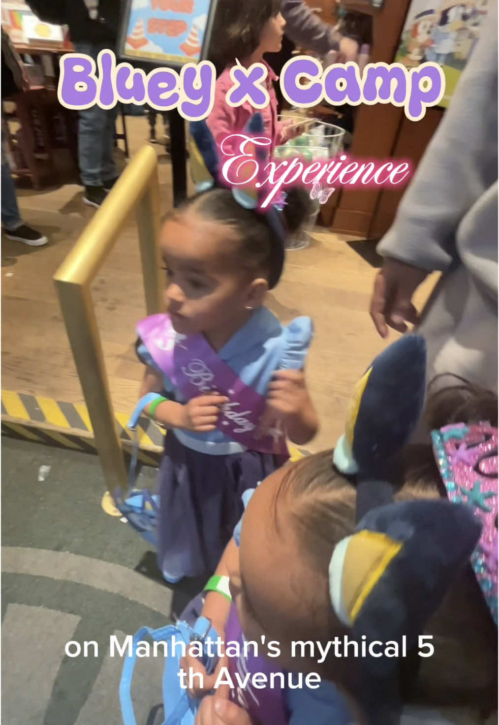 @CampStore Hoy celebramos el cumple #3 de las gemelas en la experiencia Bluey x CAMP, ¡y fue una maravilla! Ubicada en la icónica 5ta Avenida de Manhattan, esta aventura interactiva comienza con un divertido juego de escondidas donde los niños buscan a Bluey y Bingo. La casa está llena de detalles idénticos a la caricatura: la sala, la cocina y el cuarto son tal y como los ves en la serie. La experiencia dura una hora, es completamente en inglés, e incluye juegos, estaciones de actividades, un mágico momento de cuento con Unicorn y un cierre inolvidable en el mítico patio, donde los niños finalmente conocen a Bluey y Bingo. Al final puedes descargar la foto del encuentro o imprimirla en un cuadro personalizado. También hay una tienda de souvenirs adorable. Ubicación: CAMP Store – 110 5th Ave, NYC Duración: 1 hora Precio: Desde $46 Disponible hasta: 4 de mayo de 2025 Horarios: Lunes a domingo (desde las 8:15 AM los fines de semana) ¡Súper recomendado si estás en NYC o donde haya una tienda CAMP! #BlueyExperience #BlueyXCAMP #CAMPStore #BlueyBirthday #FamilyVlog #CosasDeGemelas #CumpleañosInfantil #QuéHacerEnNYC #PlanesConNiños #NiñosFelices #BlueyAndBingo #MamáEnNY #ExperienciasParaNiños #ReelDeFamilia #GemelasFelices #BlueyFans #CAMPNYC