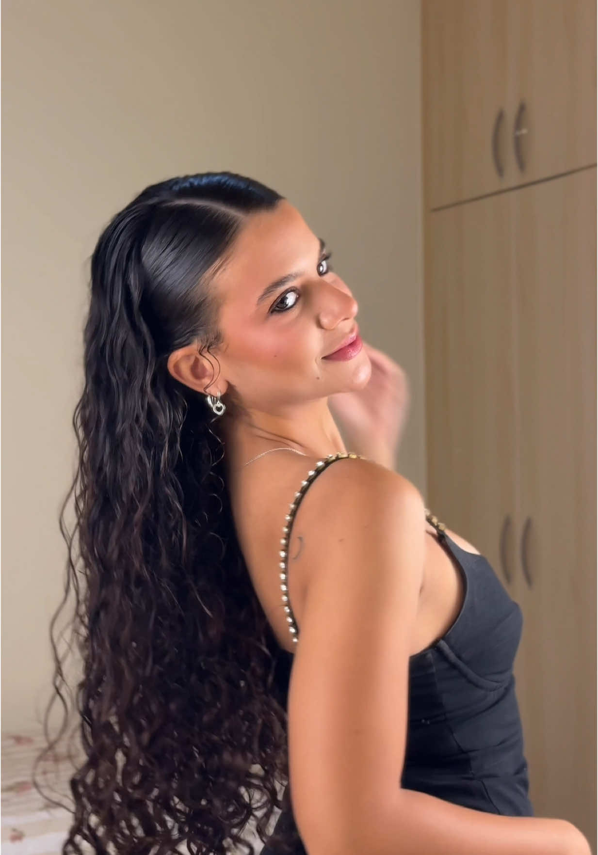 Penteado lateral tá super em alta né? Amei MUITO esse 💅🏻💅🏻💅🏻 Usei o Sérum Reparador de Pontas e o Ativador de Cachos Leve da Linha Phyto Manga de @Widi Care 🩷 🏷️marina15 no site 💋💋 #penteados #penteado #penteadocacheado #penteadofacil #curlyhair #viral #cachos 