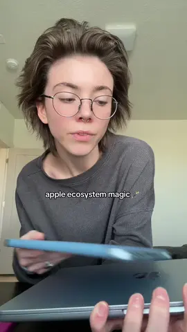 “If YoU hAvE aN iPhOnE dOn’T gEt An IpAd”✋🏼😙 #appleecosystem #ipad #iphone #macbook #tipsandtricks #appletips #learning 