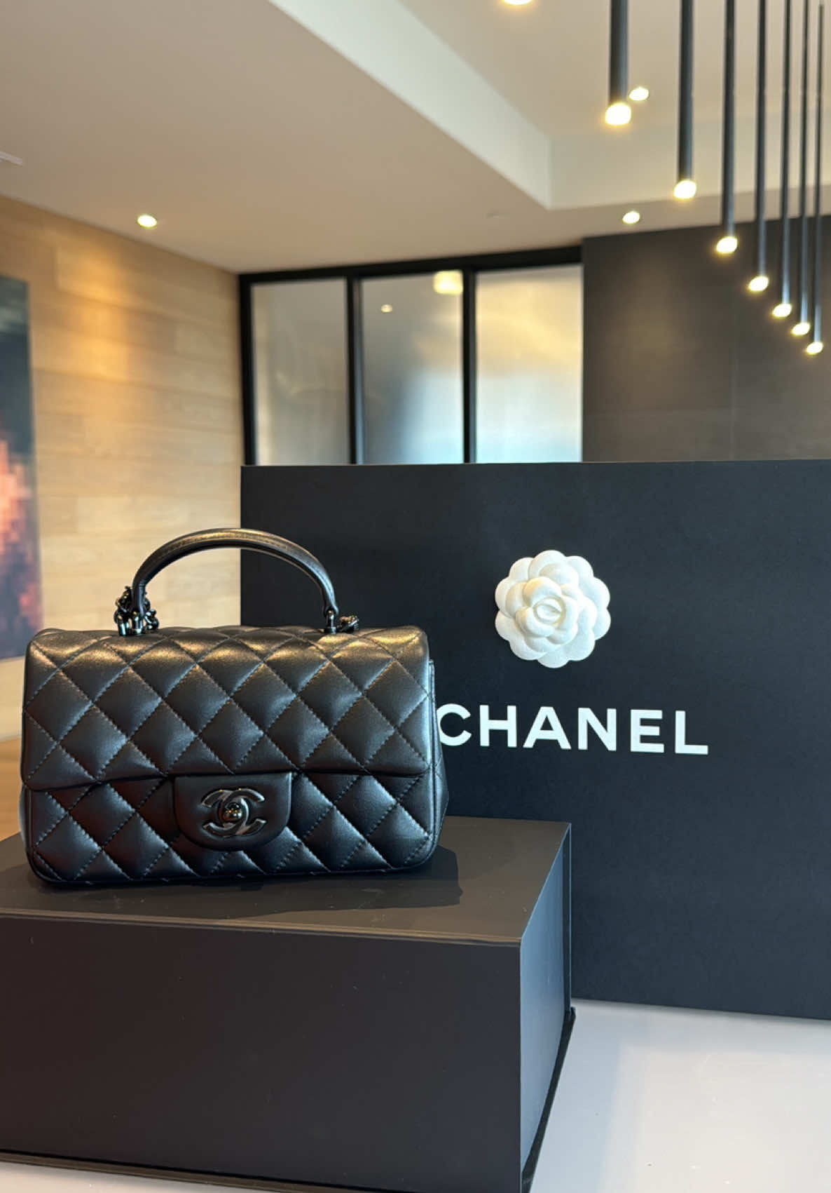 Classic top handle Chanel bag unboxing ✨ Thank you to my man 🥰❤️ #fyp #foryoupage #chanel #chanelbag #chanelclassicflap #chanelclassic #unboxing #luxury #birthdaygift 