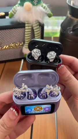 These HYUNDAI M100 Clip On Ear Headphones are futuristic! Just slide them on, and you're ready to take calls or enjoy music. One tap to increase volume! #fyp #tiktokshopfinds #tiktokmademebuyit #earbuds #digityao #ttshopfinds1347 