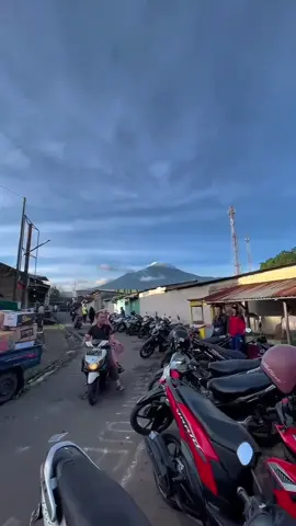 liat gantengnya gunung slamet dari bawah🏔😍 #capcut #masukfyp #bismilahfypシ #bismilahrame #gunungindonesia #slametmountain #slamet #foryou #fypage #fypシ゚viral🖤tiktok #masukkeberandafyp #fypp 