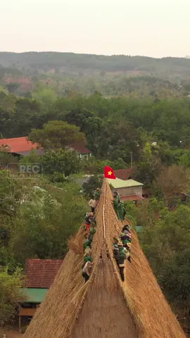 Tự hào hồn thiêng Tây Nguyên – Mái nhà rông lớn nhất Tây Nguyên rực rỡ dưới sắc cờ đỏ sao vàng! Nhà rông Kon Sơ Lăl, tọa lạc tại làng Kon Sơ Lăl, xã Hà Tây, huyện Chư Păh, tỉnh Gia Lai, là một biểu tượng văn hóa quan trọng của cộng đồng người Ba Na và được xem là nhà rông lớn nhất Tây Nguyên. Công trình này có chiều dài 23 mét, rộng hơn 12 mét và cao 20 mét, với diện tích sử dụng hơn 320 m² #recproduction #nharonglonnhattaynguyen #nharongkonsolal