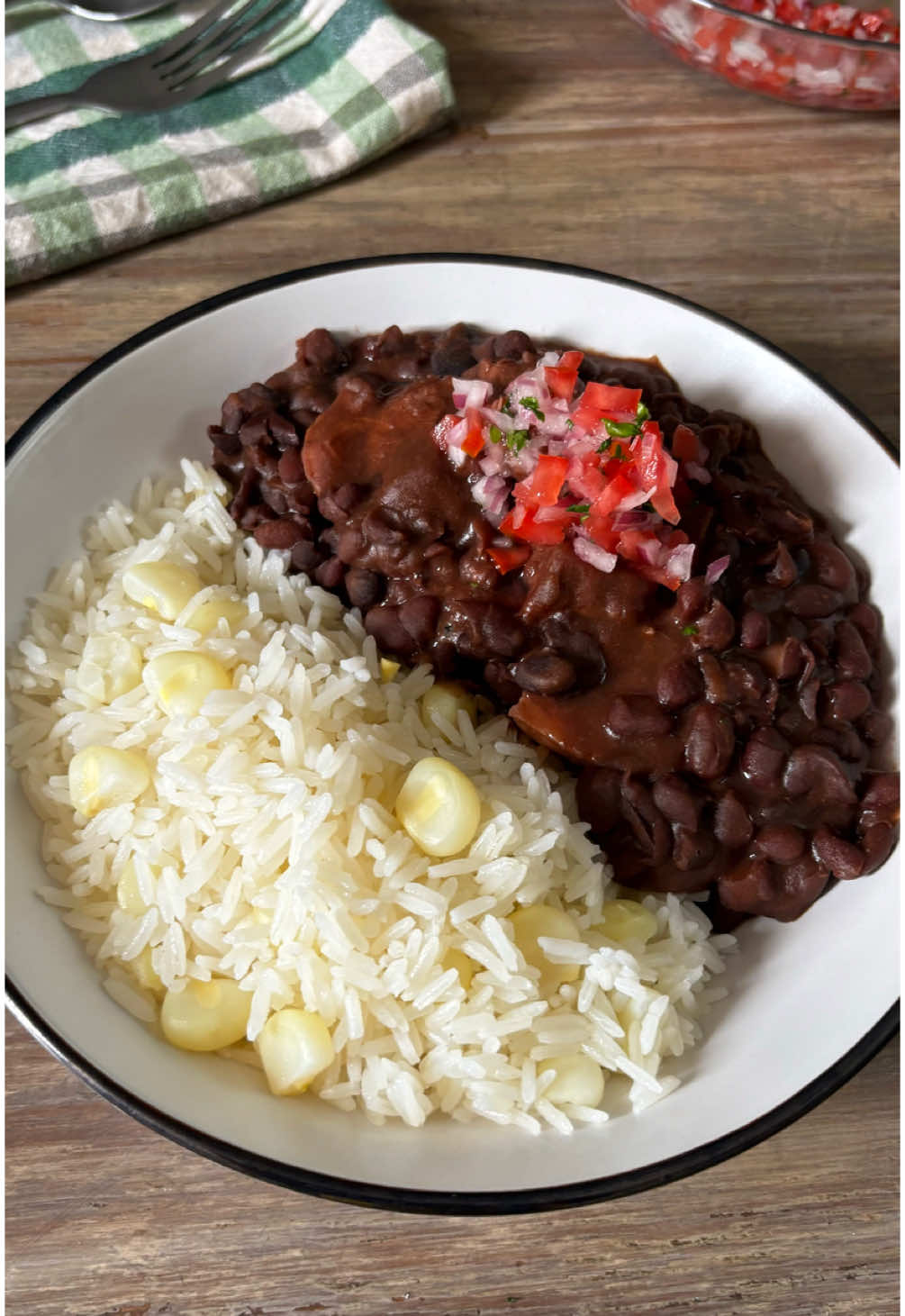 👨‍🍳Hoy en recetas con giro internacional: Frejoles negros. 🗒INGREDIENTES: 🍽Almuerzo (4 platos)  ⏰45 minutos 🔸 1/2kg de panceta de cerdo. 🔸 1 cda. de ajo. 🔸 1 cda. de salsa de tomate. 🔸 1 taza de cerveza o agua. 🔸 Jugo de 2 naranjas. Frejoles negros 🔸 1/2kg de frijoles negros. 🔸 1 rama de apio. 🔸 1 litro de agua. 👨‍🍳Si preparas la receta me etiquetas para compartirlo en mis historias ☺️🤍. #explorandosaborespe #frejoles #frijoles 