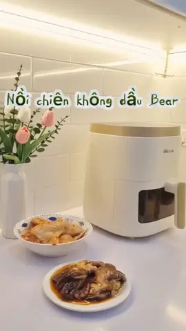 Tín đồ của nhà Bear đâu rồi nhỉ, 🌈🌟Thực sự trong gian bếp nhà em em thấy nồi chiên không dầu Bear là vật dụng không thể thiếu được ấy.  Nghĩ cảnh rán thịt vừa ngấy vừa bắn tung toé đã phát sợ rồi. 🍂🍁Thời tiết này mà ăn đồ nướng thêm xà lách với kim chi thì phê thôi rồi.   dung tích 5L đủ cả con gà, lại còn nhìn được xuyên vào bên trong #bear #noichien #noichienkhongdau #noichienbeardanang #noichienhoinuoc #noichien 