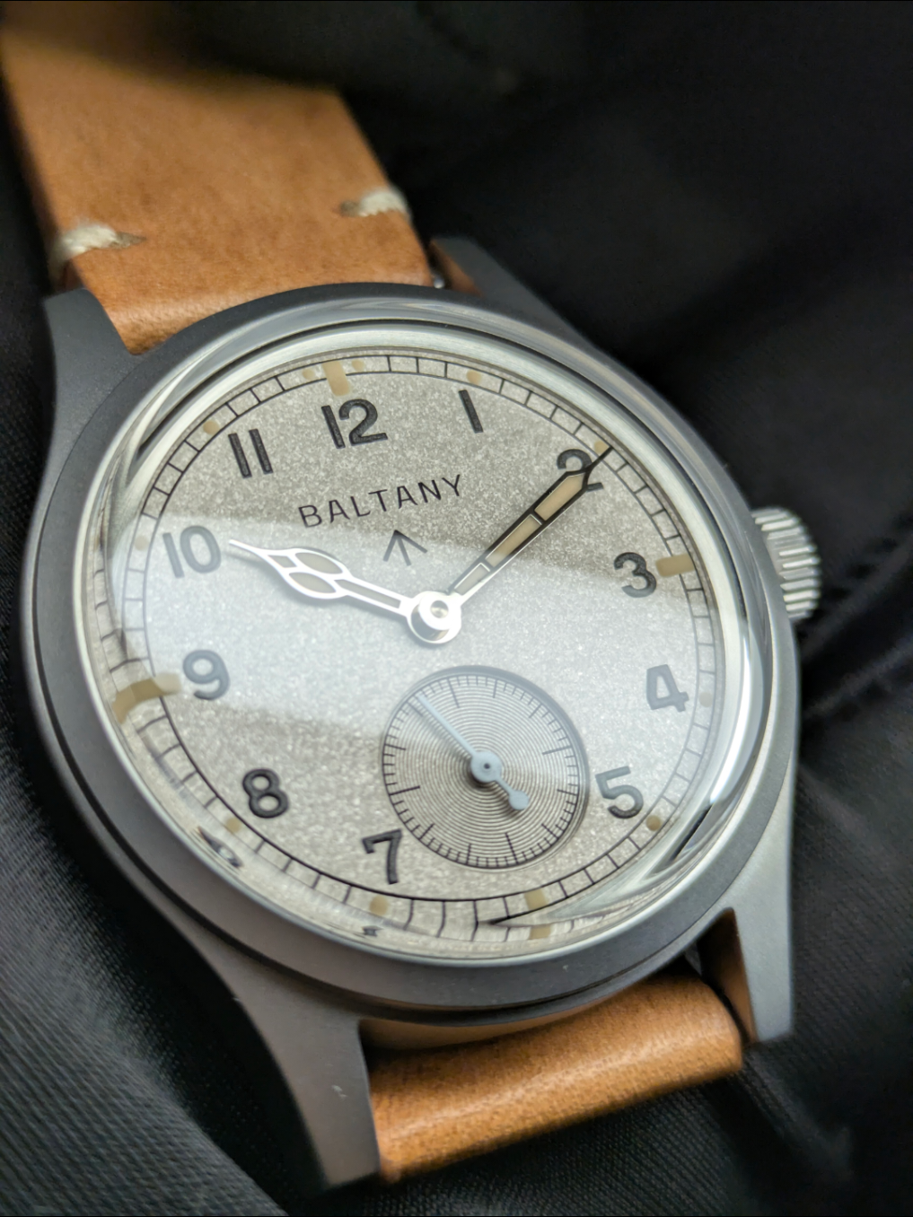Baltany - Dirty Dozen Size 36mm Kính Shapphire cong phủ AR  Máy cơ tự động ST17 Dial xám xi măng, lume 2 màu Núm ren chống nước 100m #donghonam #homagewatch #baltanywatch 