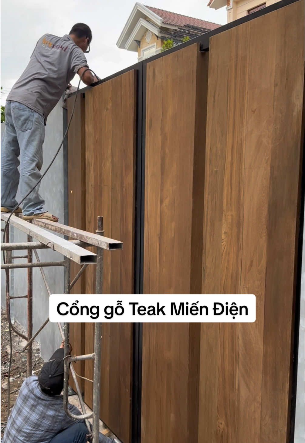 Cửa cổng 2 cánh kết hợp sắt và gỗ Teak Miến Điện nhà Thảo Điền #cuacong #maucongdep #teakmyanmar #cuacongmocphat