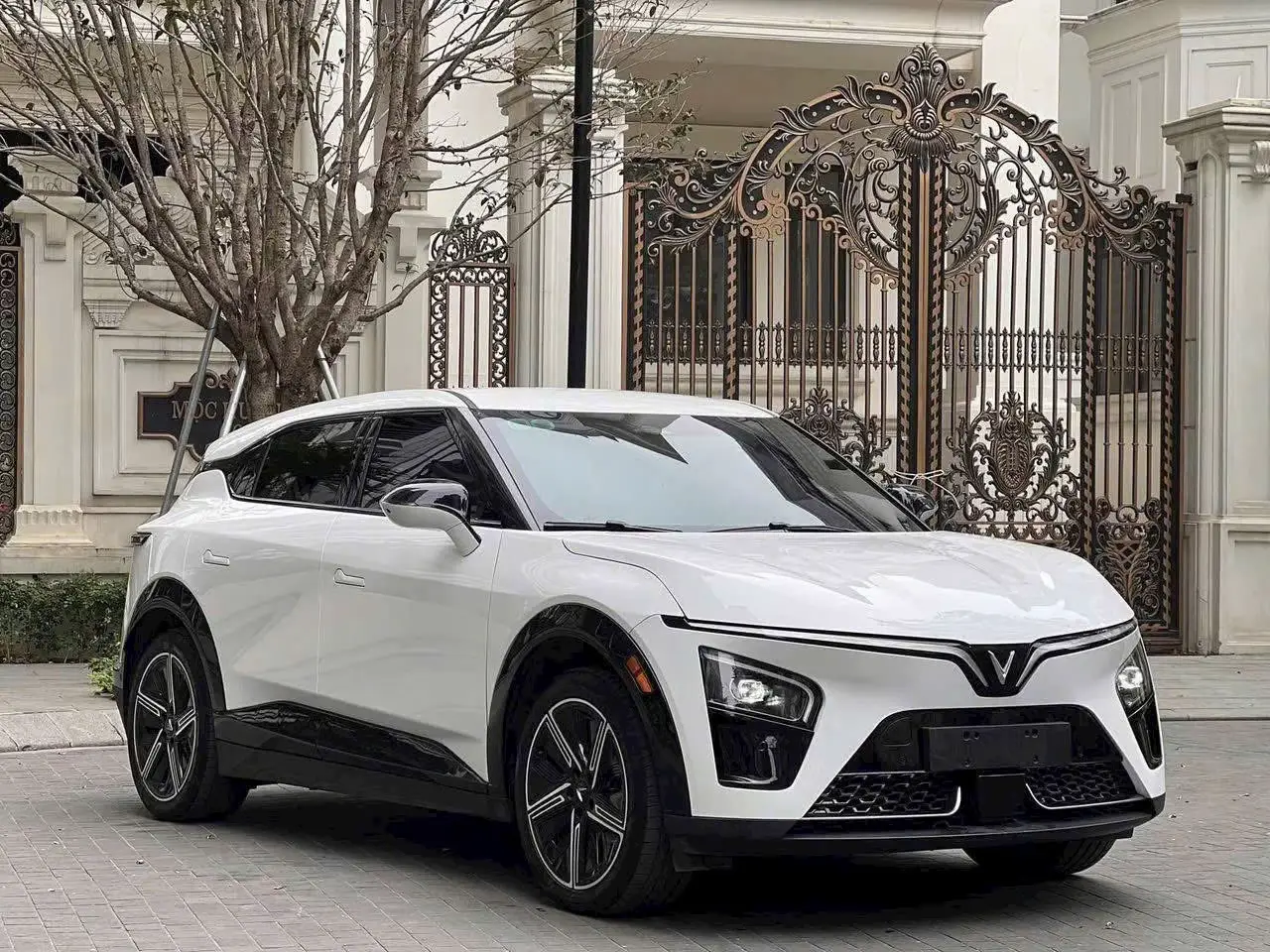 VF7 Plus - Trắng 2025 sẵn xe giao ngay!! 📣 Miễn 100% Thuế trước bạ 📣 Sạc miễn phí đến 20/06/2027 ✅ Trải nghiệm lái thử tận nhà. ✅ Bảo hành chính hãng 10 năm hoặc 200.000km #vinfast #fyp #foryou #vf7 #xeđiện 