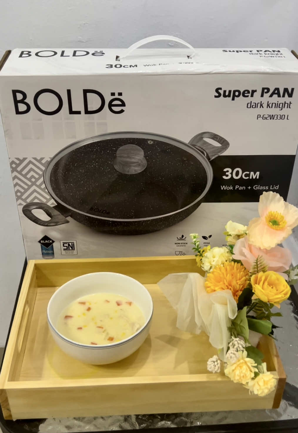 Seneng banget akhirnya panci idamanku sudah datang. BOLDe SUPER PAN 2 EAR WOK 30CM  - Panci Anti Lengket - Anti Bakteri - Masakan lebih sehat - Panci Granite nomer 1 di Indonesia  - Layer coating, tidak mudah terkelupas - Sudah Induction Bottom, bisa dipakai di kompor listrik - Warna cantik dan banyak pilihan bikin dapur lebih cantik Yuk samaan pakai BOLDe Super Pan 2 Ear Wok 😍 @Bolde Official Store  #GreenLivingWithBOLDë #HidupSehatBersamaBOLDë #BOLDëveryday #panciterbaik #pancisehat #panciantilengket
