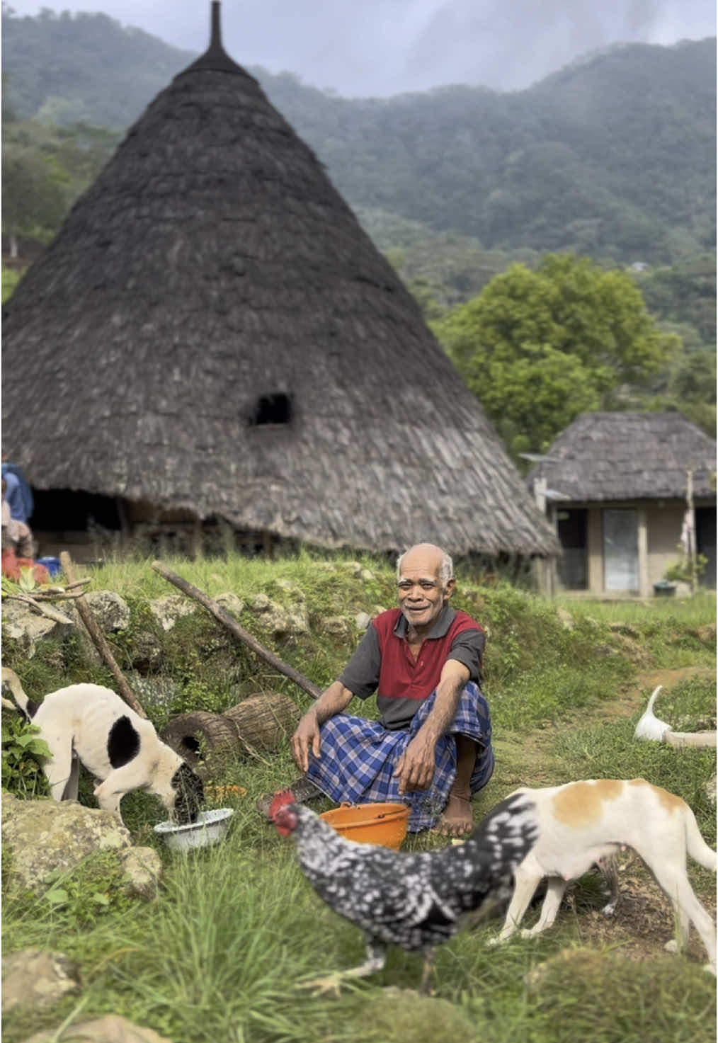 Ada Ame Thomas & Oma Khata Bareng cucu cucunya dari Jawa @Gina  @Rimas  @fungky im  @anggyfiani  #waerebo  #nucamolas🏝️  #labuanbajo #flores  #opentripflores  #holliday 
