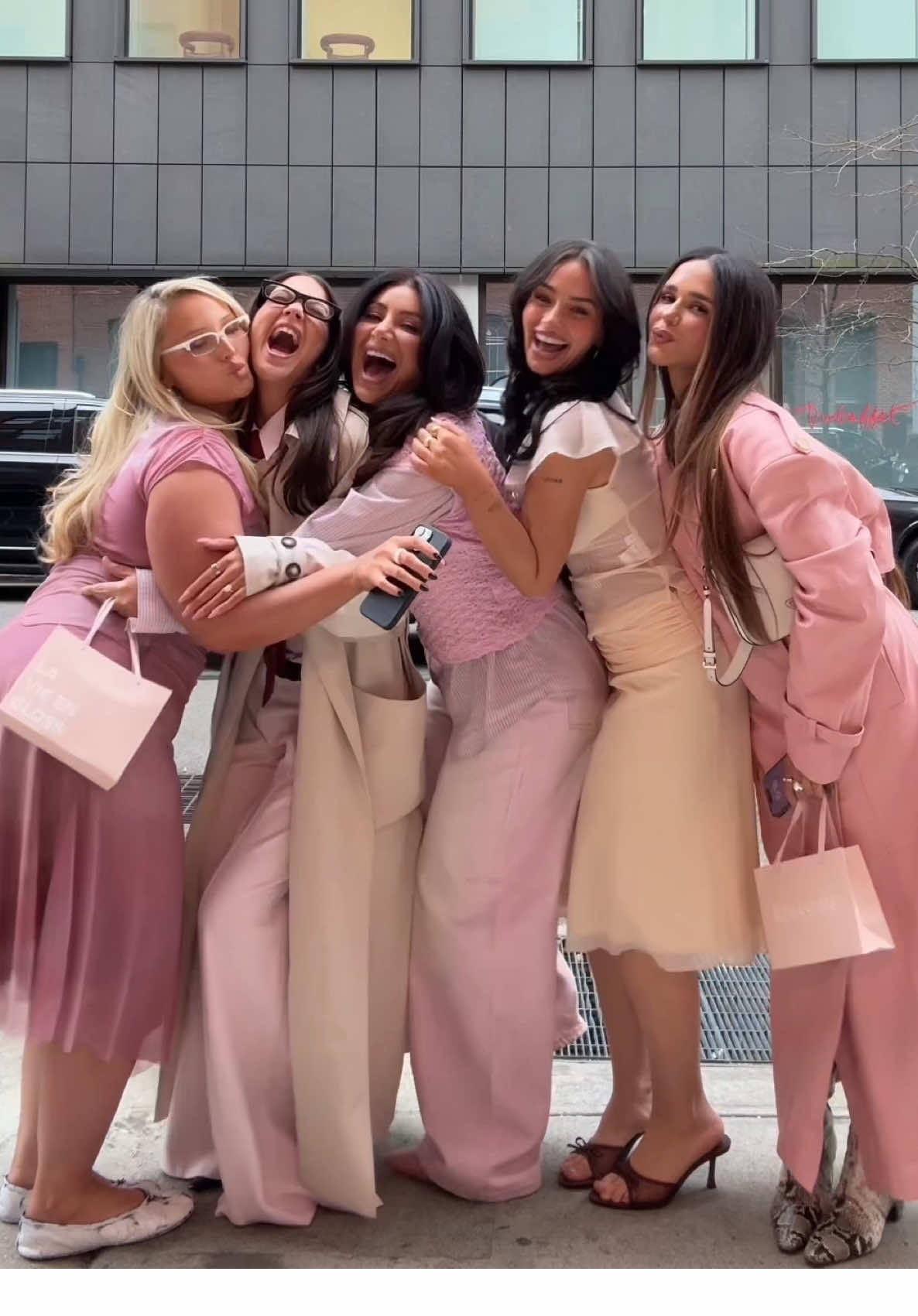 Just a couple of girls and a couple of (glaze) drops in a big city. @Kérastase #glossabsolu #nyc #glossonthego  Ad 