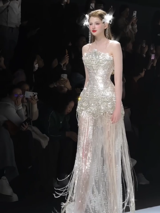 #thơitrangnu #váycưới #fashionshow #princessdress #thoitrang #Runway #showthoitrang #váycôngchúa #vaydahoi 