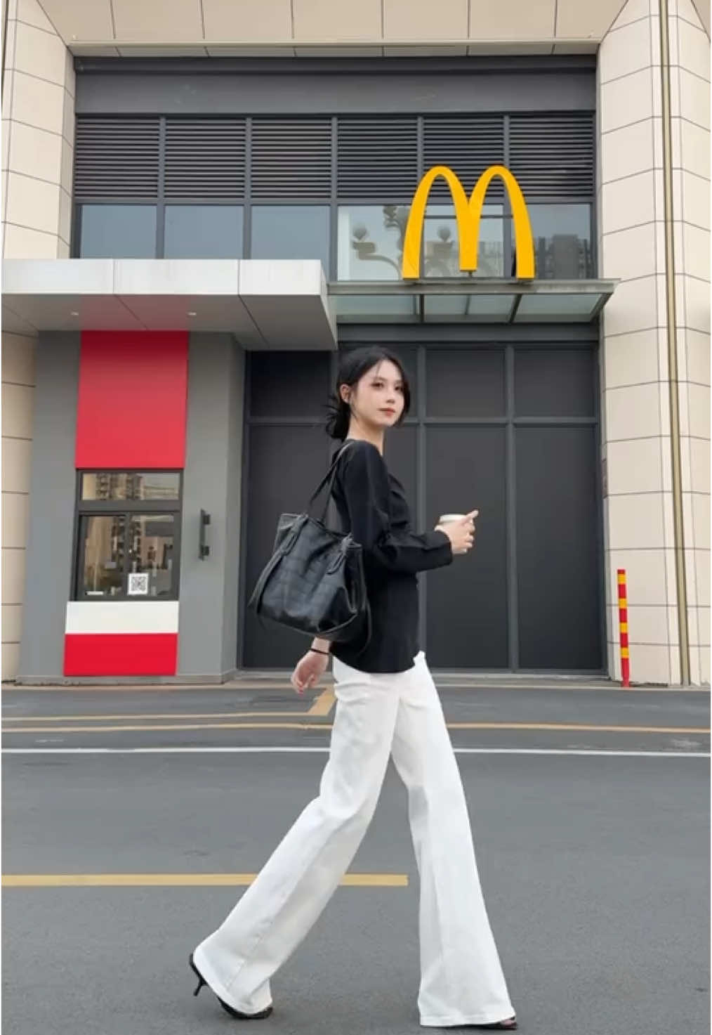 Anh là chàng trai nhìn xa trông rộng Em là cô gái nhìn gần trông xinh 🤭 #linta #linta_clothing #xuhuong #quanbonu #quannu #phoidodep  