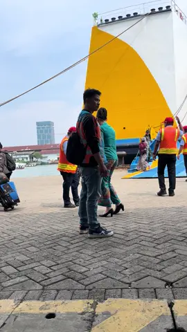 @WahyuAnak'ePakmat🤪 @Gioo pesona mbk”pramugari kapal 🛳️😅#fyp #drivermudapunyacerita #kotaangin24jam #dharmakartika2 